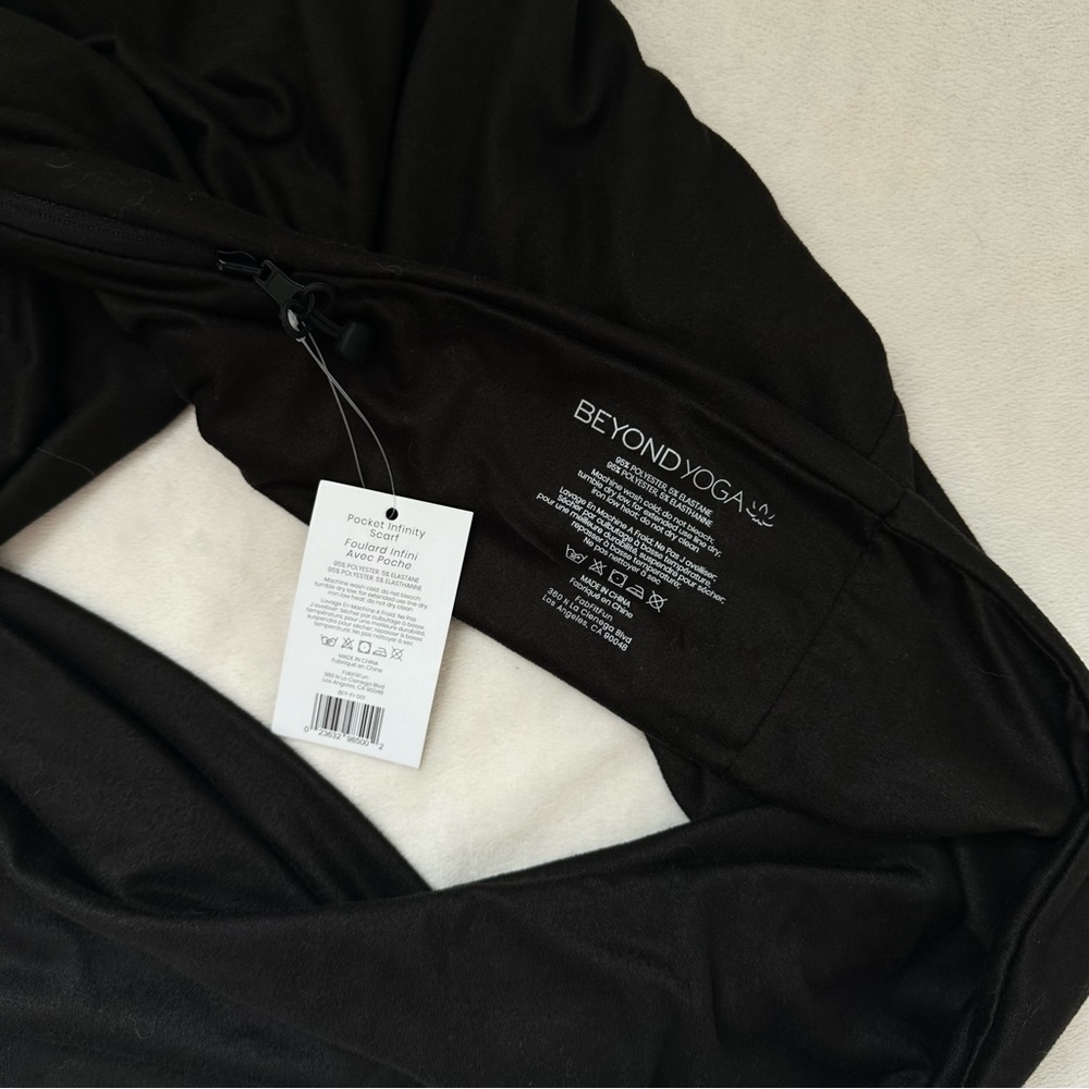 NWT Beyond Yoga Black Pocket Infinity Scarf - Picture 4 of 4